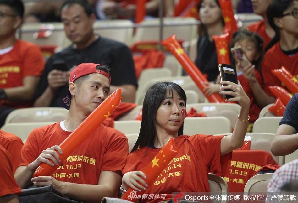 大连山呼海啸助威声,见证男篮红队青春首秀 阿不都沙拉木突破急停,飘逸跳起出手投篮