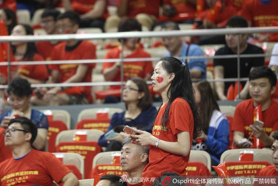 大连山呼海啸助威声,见证男篮红队青春首秀 主帅李楠场边激情指挥,家乡首秀倾尽全力