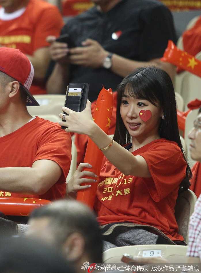 大连山呼海啸助威声,见证男篮红队青春首秀 常林内线强打遭遇包夹,奋起争夺篮板球