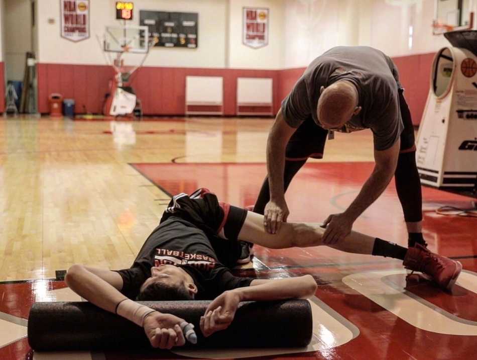 大魔王休斯敦逐梦记:在姚明注视下特训,火箭全队为他护航 大魔王周琦在火箭队训练师的指导下挥汗如雨,尽管左手拇指的护具尚未摘下,但他眼神坚毅,在丰田中心的训练场上认真打磨每一个技术细节。