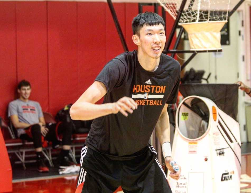 大魔王休斯敦逐梦记:在姚明注视下特训,火箭全队为他护航 周琦在火箭队标志性的训练馆内进行力量训练,他身后的高墙上,姚明的11号球衣正静静地“注视”着这位后辈。这是一种无声的激励,更是一种荣耀的传承,仿佛在告诉他:前辈的路已铺好,剩下的靠你自己拼搏。