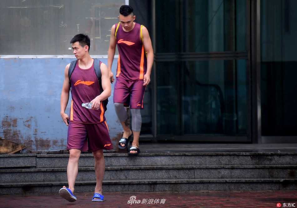 大魔王冒雨回归,辽宁全运最後一块拼图就位 训练场上,身披白色训练服的周琦正在进行运球练习,他修长的身影在空旷的球馆地板上格外醒目,一举一动都透露出职业球员的干练。