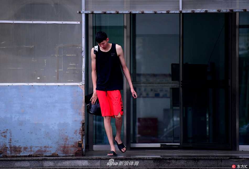 大魔王冒雨回归,辽宁全运最後一块拼图就位 一次进攻後的间隙,周琦与老搭档赵继伟击掌相庆,无需过多言语,一个眼神便足以传递信任,这份从小培养的默契是辽宁队最宝贵的财富。