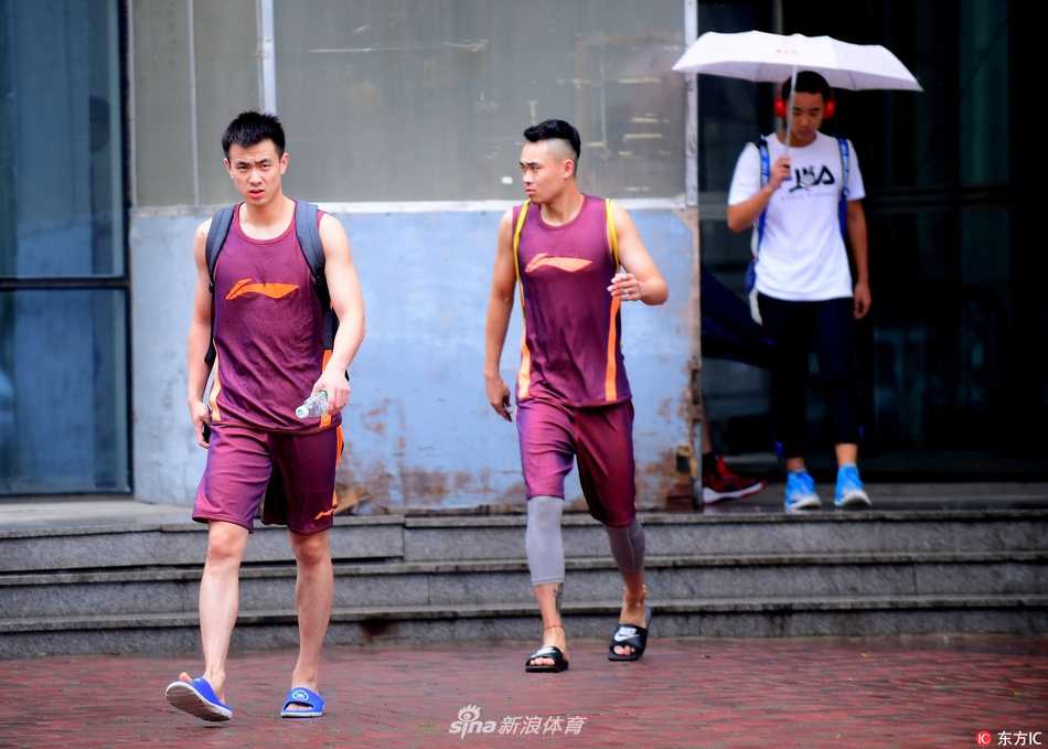 大魔王冒雨回归,辽宁全运最後一块拼图就位 主教练郭士强在场边双手抱胸,目光紧紧跟随着周琦,眼神中满是欣慰与期许,这位归来的核心让教练组的战术板上有了更多的可能。