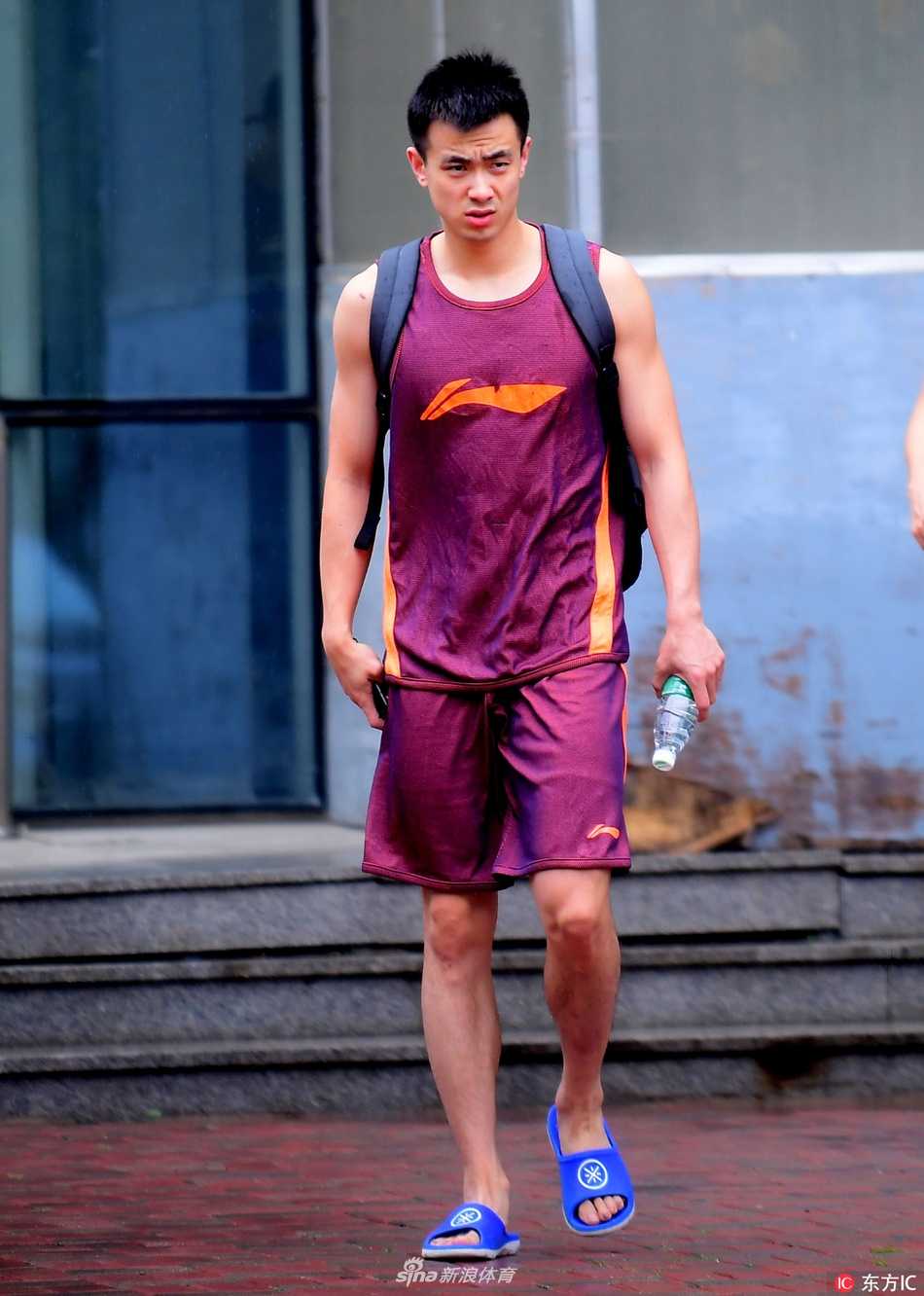 大魔王冒雨回归,辽宁全运最後一块拼图就位 周琦在篮下进行内线脚步练习,汗水早已湿透了衣背,他高高跃起的瞬间,仿佛要将这四年的光阴与渴望,全部倾注在这一次的触球之上。