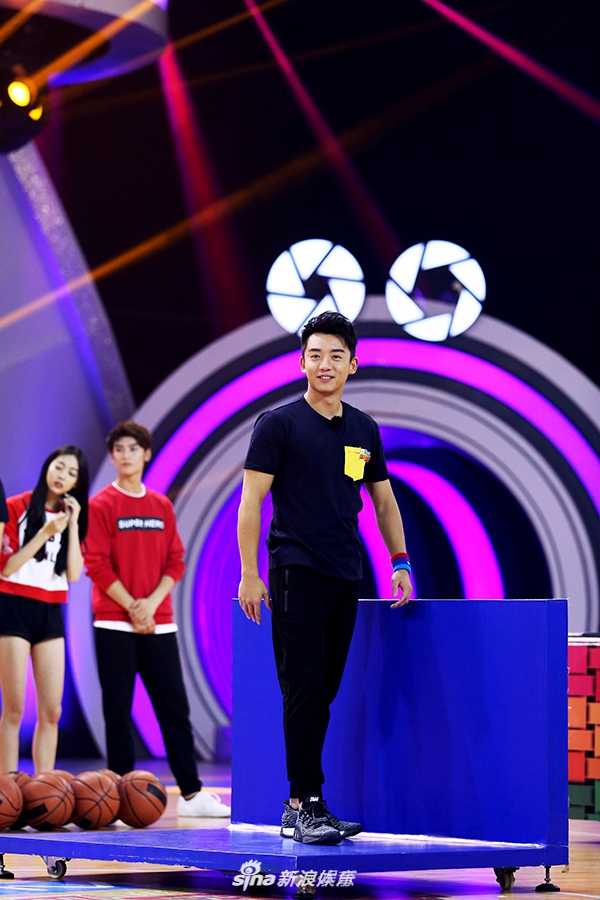 大鲨鱼空降中国赛场刘炜刘晓宇携手奥尼尔上演综艺篮球嘉年华 奥尼尔、刘炜和刘晓宇三位冠军队员同框,奥尼尔居中搞怪,刘炜和刘晓宇面带微笑,三人展现出跨时代的篮球情谊