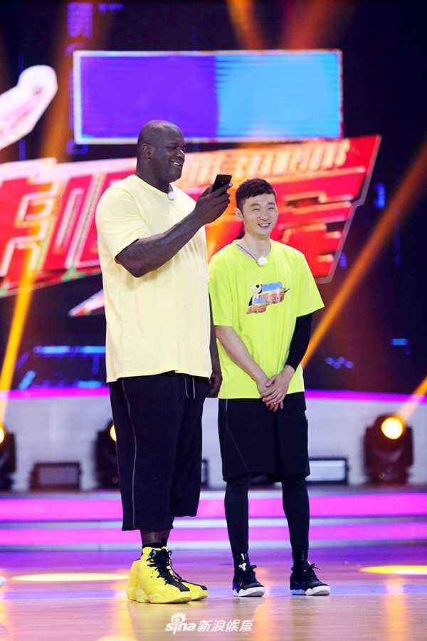 大鲨鱼空降中国赛场刘炜刘晓宇携手奥尼尔上演综艺篮球嘉年华 刘炜在场上持球组织进攻,眼神专注而犀利,面对综艺节目的娱乐赛依然保持着职业球员的认真与严谨