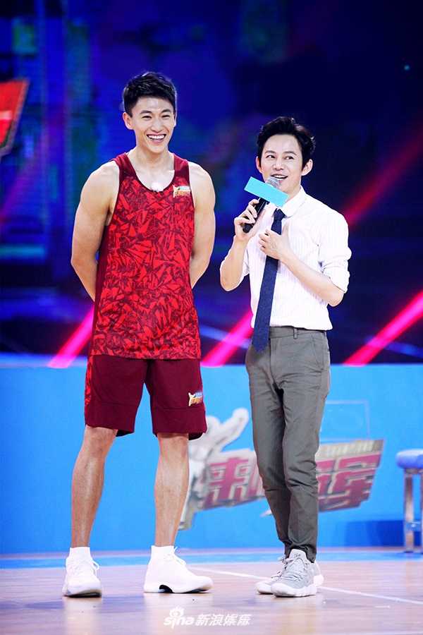 大鲨鱼空降中国赛场刘炜刘晓宇携手奥尼尔上演综艺篮球嘉年华 奥尼尔张开双臂试图阻拦开着移动篮筐小车的宋茜,巨大的体型差形成鲜明对比,场面欢乐如同大人与孩子的嬉戏