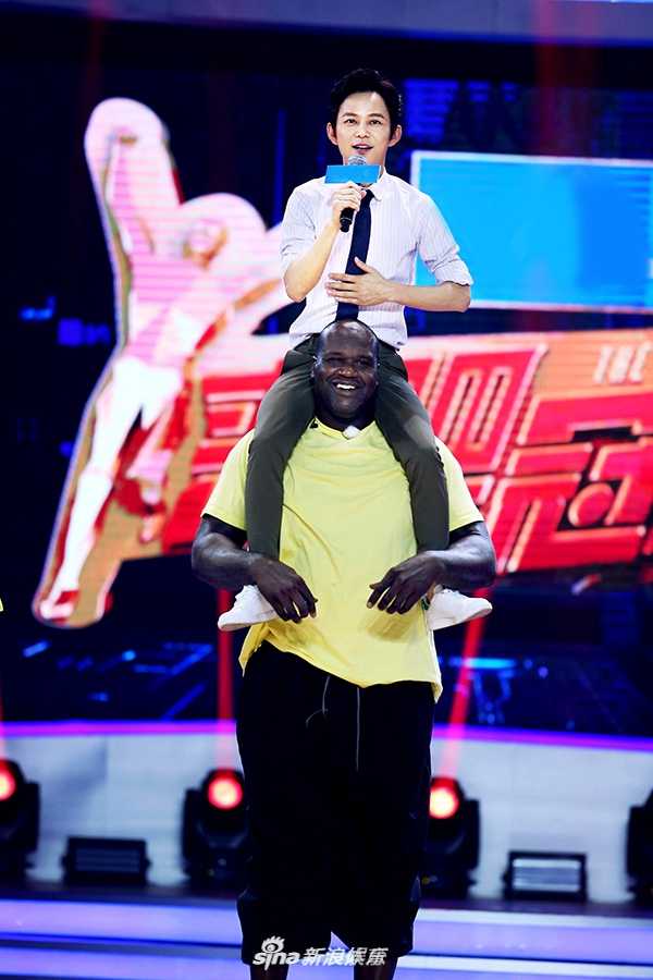 大鲨鱼空降中国赛场刘炜刘晓宇携手奥尼尔上演综艺篮球嘉年华 综艺现场奥尼尔如同一个巨大的开心果,将身材娇小的宋茜轻松揽住,两人互动表情夸张有趣,充满了跨次元的喜剧感