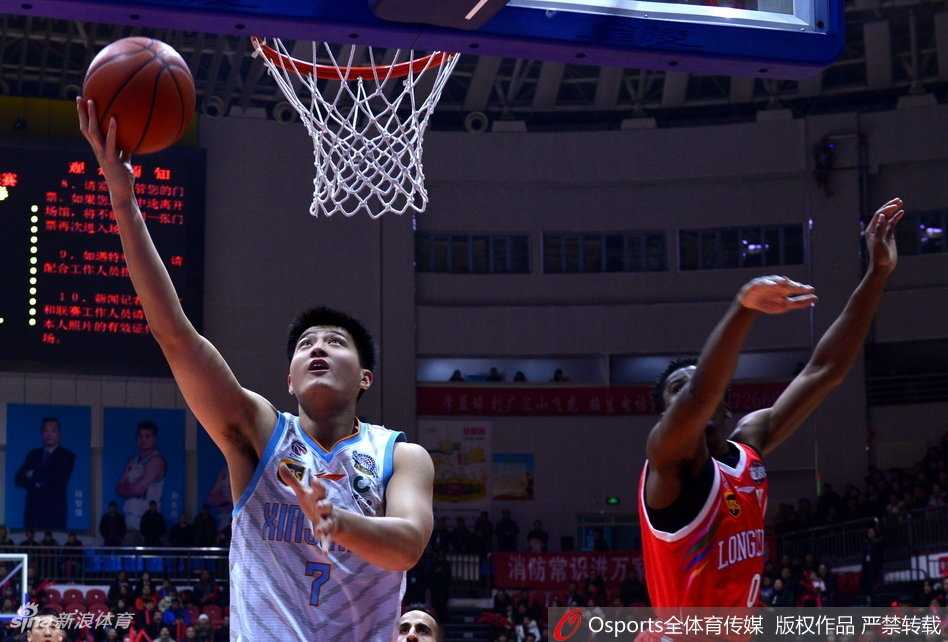 天山之巅的矛与盾:亚当斯神话延续,新疆飞虎主场噬咬广州龙狮 阿不都沙拉木埋伏在右侧底角,接球后果断出手,篮球在空中旋转着画出彩虹般的轨迹,这是一记几乎杀死比赛悬念的关键三分