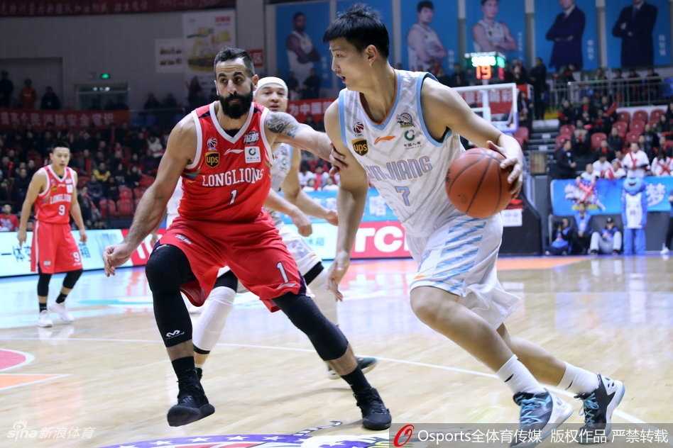 天山之巅的矛与盾:亚当斯神话延续,新疆飞虎主场噬咬广州龙狮 亚当斯抢断后如猎豹般一条龙直杀前场,面对补防球员用一个节奏变换将对手完全摆脱,轻松写意地将球送入篮筐