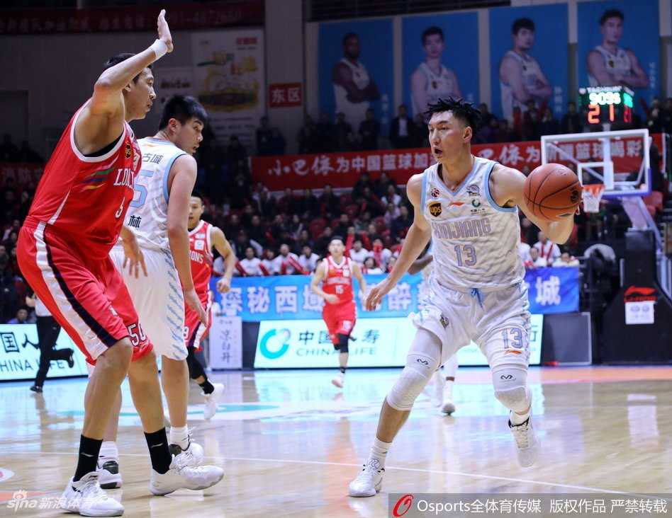 天山之巅的矛与盾:亚当斯神话延续,新疆飞虎主场噬咬广州龙狮 赛后技术台前,西热力江与崔万军指导深情拥抱,场上的硝烟散去,留下的是师徒情深与篮球最温暖的瞬间