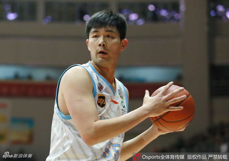 天山之巅的矛与盾:亚当斯神话延续,新疆飞虎主场噬咬广州龙狮 汉斯布鲁化身禁区野兽,迎着防守球员完成势大力沉的单手劈扣,这记暴扣仿佛要将篮筐拽下,瞬间帮助广州队反超比分