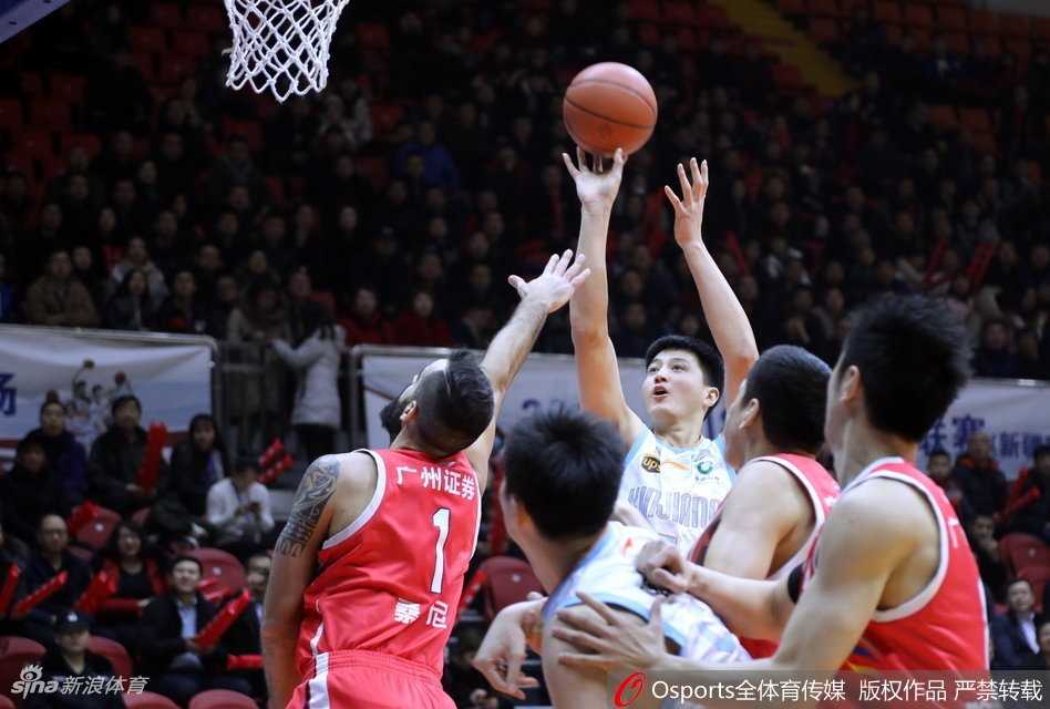 天山之巅的矛与盾:亚当斯神话延续,新疆飞虎主场噬咬广州龙狮 西热力江底角张弓搭箭,眼神如炬盯着篮筐,防守球员虽飞身扑防却为时已晚,篮球应声入网的那一刻,整个球馆为之沸腾
