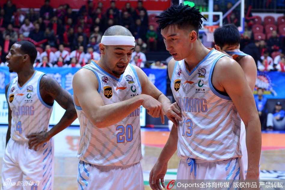 天山之巅的矛与盾:亚当斯神话延续,新疆飞虎主场噬咬广州龙狮 亚当斯如闪电撕裂防线,高难度后仰跳投在对手遮眼防守中划出美妙弧线,瞬间点燃红山体育馆的激情