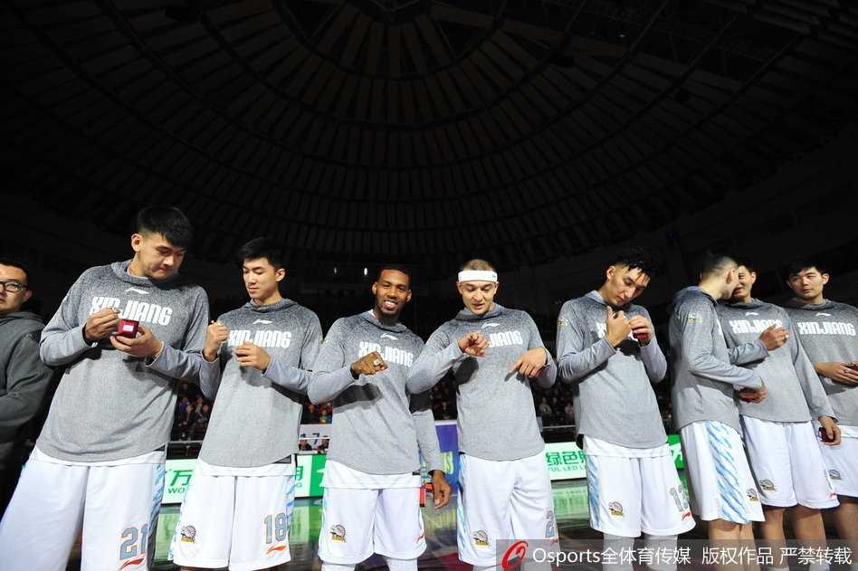 天山之巅荣耀传承 新疆男篮主场加冕总冠军戒指 中国篮协主席姚明面带微笑,亲自为昔日恩师李秋平颁发最佳教练员奖,两人紧紧握手,这一刻师徒情谊与中国篮球的传承在这一刻完美交融。