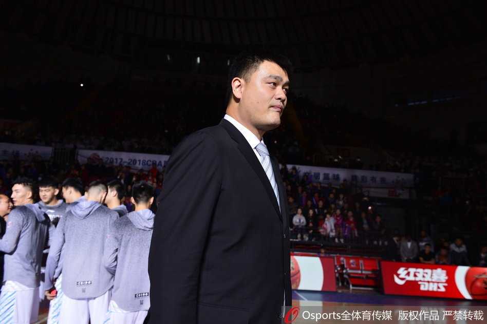 天山之巅荣耀传承 新疆男篮主场加冕总冠军戒指 红山体育馆内座无虚席,身着白色T恤的新疆球迷们举起手中的围巾和充气棒,汇成一片白色的海洋,用最热情的呐喊为心中的英雄助威。