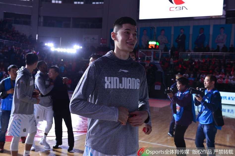 天山之巅荣耀传承 新疆男篮主场加冕总冠军戒指 外援亚当斯在颁发仪式后独自展示自己的总决赛MVP手模,他眼神专注而深情,这座象征着个人最高荣誉的奖杯,是对他整个系列赛神勇表现的最佳注脚。