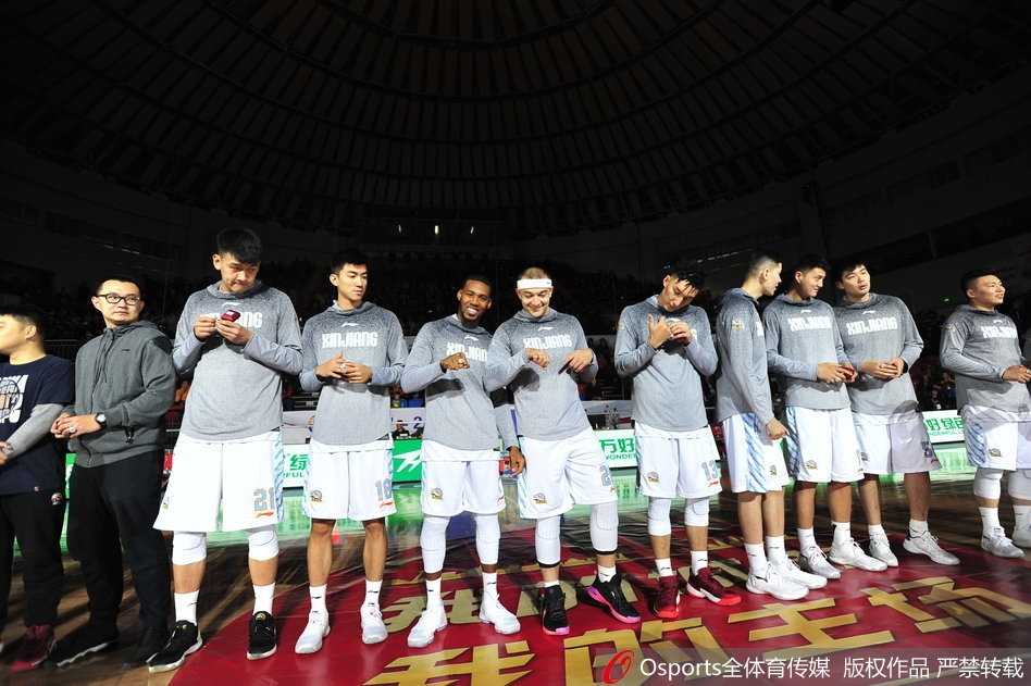 天山之巅荣耀传承 新疆男篮主场加冕总冠军戒指 乌鲁木齐红山体育馆灯光璀璨,新疆男篮全员身着冠军T恤,在主场球迷山呼海啸般的欢呼声中,共同举起刚刚领到手的CBA总冠军戒指,场馆上空洋溢着胜利的喜悦。