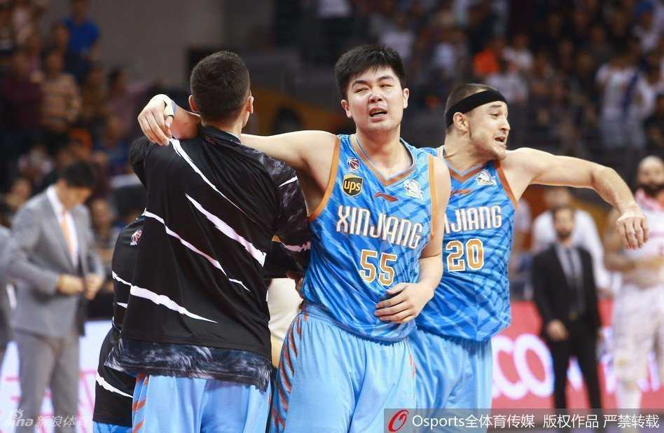 天山之巅:新疆男篮破茧成蝶终圆冠军梦 新疆队员们在颁奖仪式上忘情欢呼,西热力江振臂高呼,李根与队友激情相拥,金色的彩带漫天飞舞,映衬着他们圆梦后的幸福笑容。