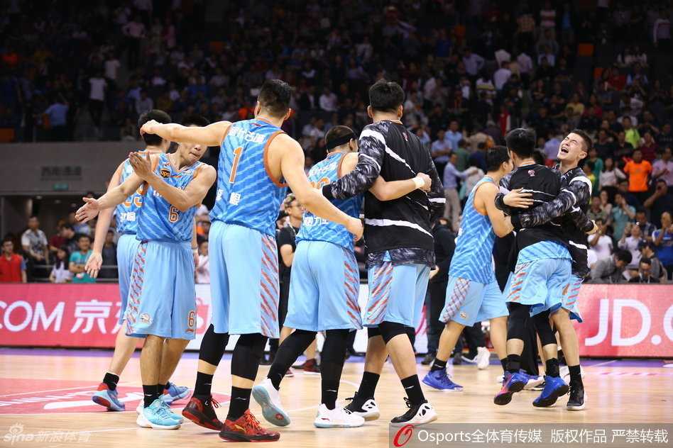 天山之巅:新疆男篮破茧成蝶终圆冠军梦 中国男篮新星周琦在对方严防下自信出手投篮,他本场贡献两双数据,用全面的表现证明了自己在内线的价值,是球队夺冠的重要拼图。