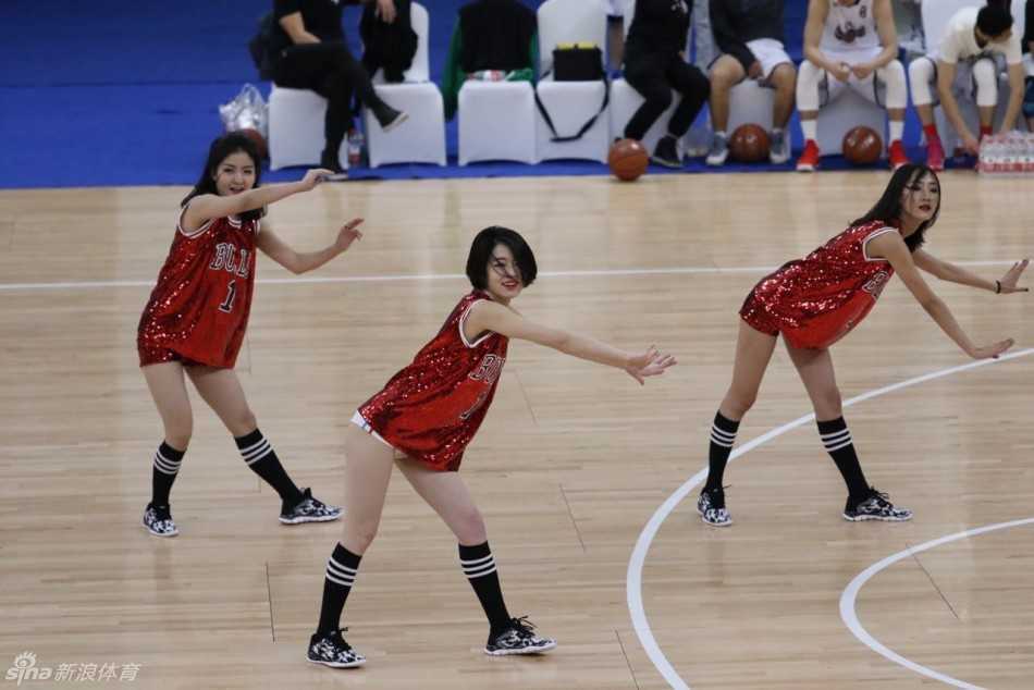 天山玫瑰为篮球疯:新疆夺冠夜,最美空姐的活力庆祝 女孩突然变换风格,戴上可爱的发饰,对着镜头做出俏皮的表情,展现出她除了运动之外,偶尔也会有可爱的二次元一面。