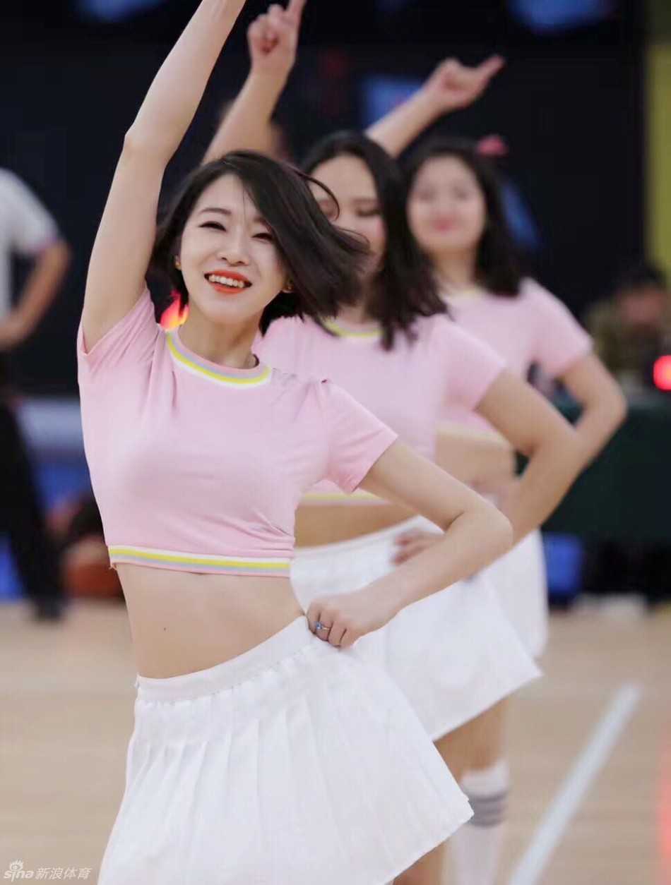 天山玫瑰为篮球疯:新疆夺冠夜,最美空姐的活力庆祝 一位拥有精致五官和纤细腰肢的新疆女孩,穿着清凉的夏日装束,对着镜头自信地展示着她的好身材和活力。