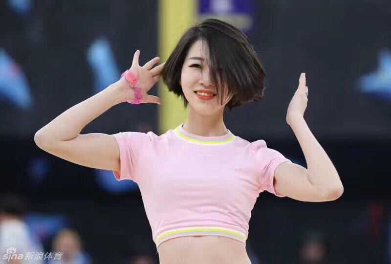 天山玫瑰为篮球疯:新疆夺冠夜,最美空姐的活力庆祝 换上休闲打扮的女孩,对着镜头俏皮地秀了一把弹跳力,仿佛像她支持的男篮队员一样,轻盈地跃起,充满青春活力。