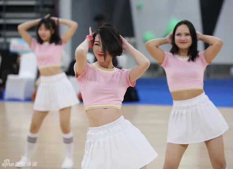 天山玫瑰为篮球疯:新疆夺冠夜,最美空姐的活力庆祝 在健身房里,女孩举起手臂展现优美的肌肉线条,她穿着运动背心和短裤,健康的体魄和自信的神态诠释着运动之美。