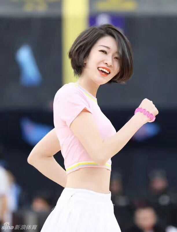 天山玫瑰为篮球疯:新疆夺冠夜,最美空姐的活力庆祝 女孩舞动着身姿,脸上洋溢着灿烂的笑容,仿佛在用一段即兴的热舞来庆祝球队夺冠,每一个动作都充满了感染力。