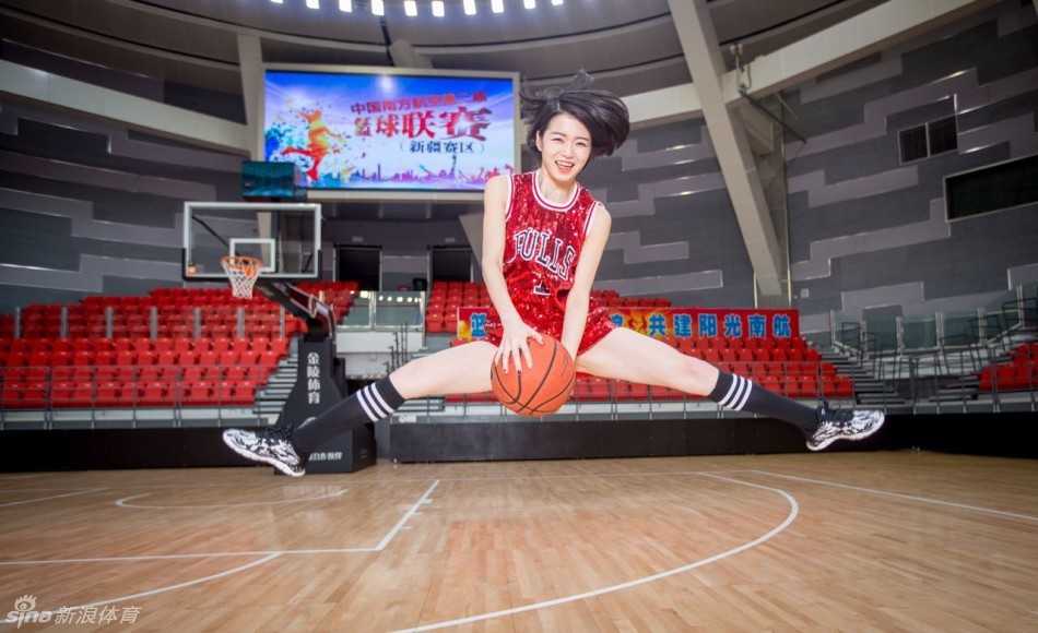 天山玫瑰为篮球疯:新疆夺冠夜,最美空姐的活力庆祝 作为留念,女孩附赠了一张自己的旧照,照片中的她青涩温柔,与现在的活力四射形成对比,记录着不同阶段的美丽。