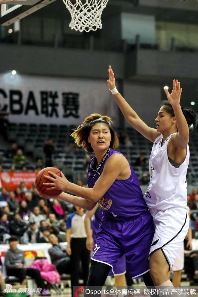 天山玫瑰主场绽放,力擒沈部豪取连胜 迪拉娜篮下强攻,如天山雪莲般在对抗中傲然绽放,双手稳稳摘下篮板