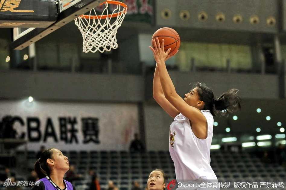 天山玫瑰主场绽放,力擒沈部豪取连胜 王丽丽持球快速突破,眼神坚毅如猎豹,对手的防守在她面前形同虚设