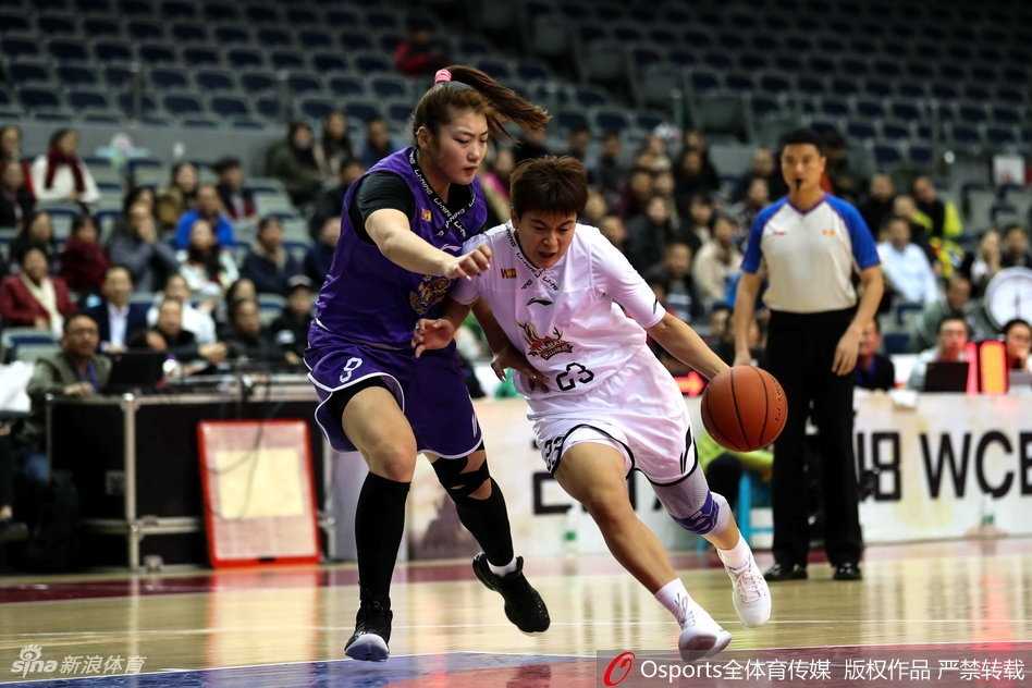 天山玫瑰主场绽放,力擒沈部豪取连胜 崔洪杨外线三分出手,篮球划过一道美丽弧线,精准钻入篮网瞬间点燃全场
