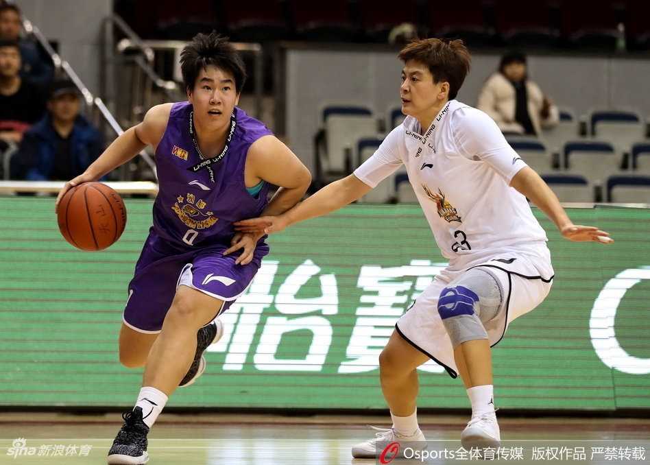 天山玫瑰主场绽放,力擒沈部豪取连胜 沈部球员全力起跳封盖,却无法阻挡新疆队员坚定出手的决心,身体对抗张力十足