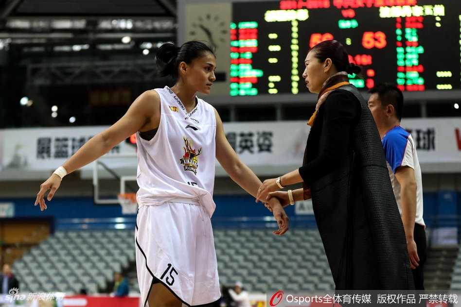 天山玫瑰主场绽放,力擒沈部豪取连胜 赛后新疆女篮队员击掌相庆,脸上的汗水与笑容交织,胜利的喜悦感染着每一个人