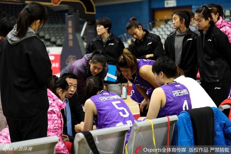 天山玫瑰主场绽放,力擒沈部豪取连胜 新疆女篮全场紧逼防守,球员们步调一致形成包围圈,令沈部队员难以突破