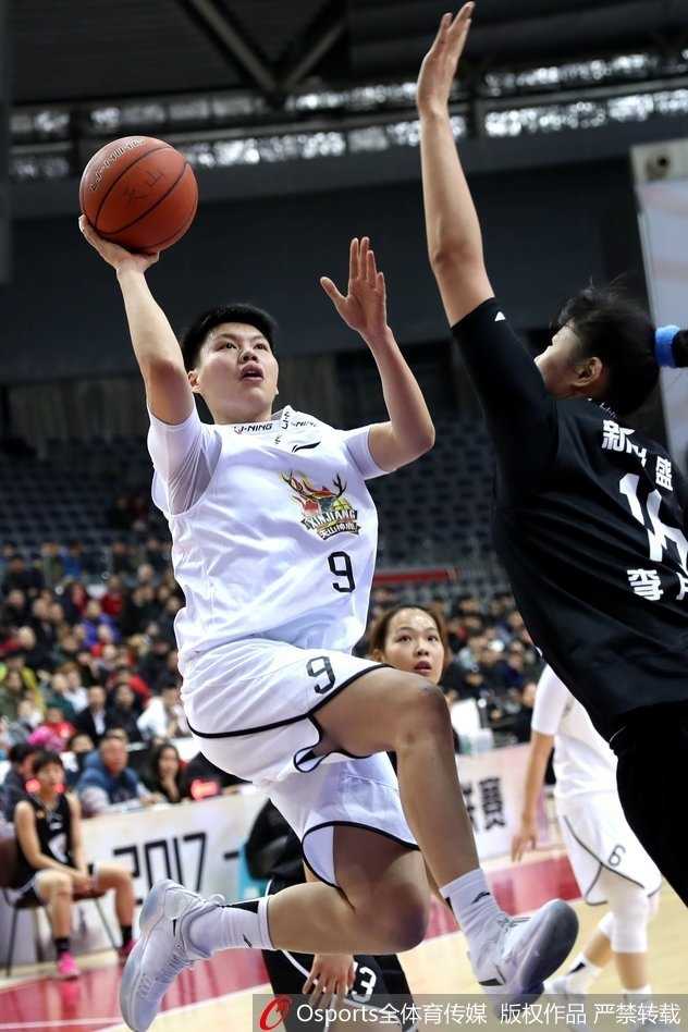天山玫瑰绽放主场新疆女篮击退广东豪取七连胜 崔洪杨在边线奋力救球,身体飞出赛场边缘,展现出新疆女篮每球必争、顽强拼搏的比赛作风