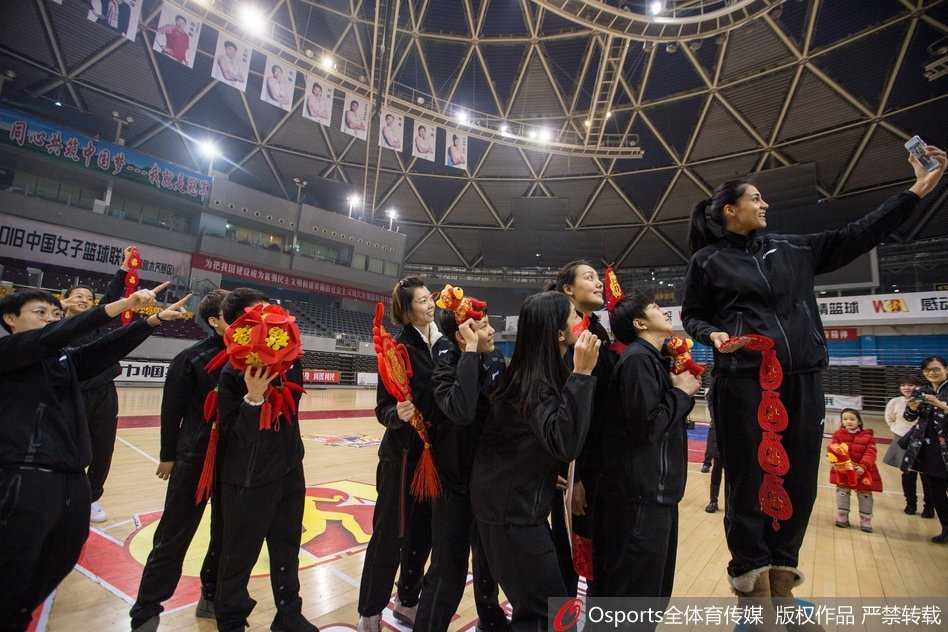 天山玫瑰送新春:新疆女篮的年味与查尔斯的眷恋 蒂娜·查尔斯露出灿烂笑容,双手捧着一只毛茸茸的狗年吉祥物,仿佛要把这份喜气透过镜头直接递给屏幕前的每一位球迷。