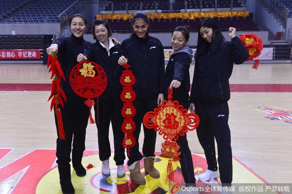 天山玫瑰送新春:新疆女篮的年味与查尔斯的眷恋 拍摄现场花絮,查尔斯与国内队员嬉笑互动,狗年玩偶在人群中传递,背景虽简朴,却藏不住这支队伍亲如一家的深厚情谊。