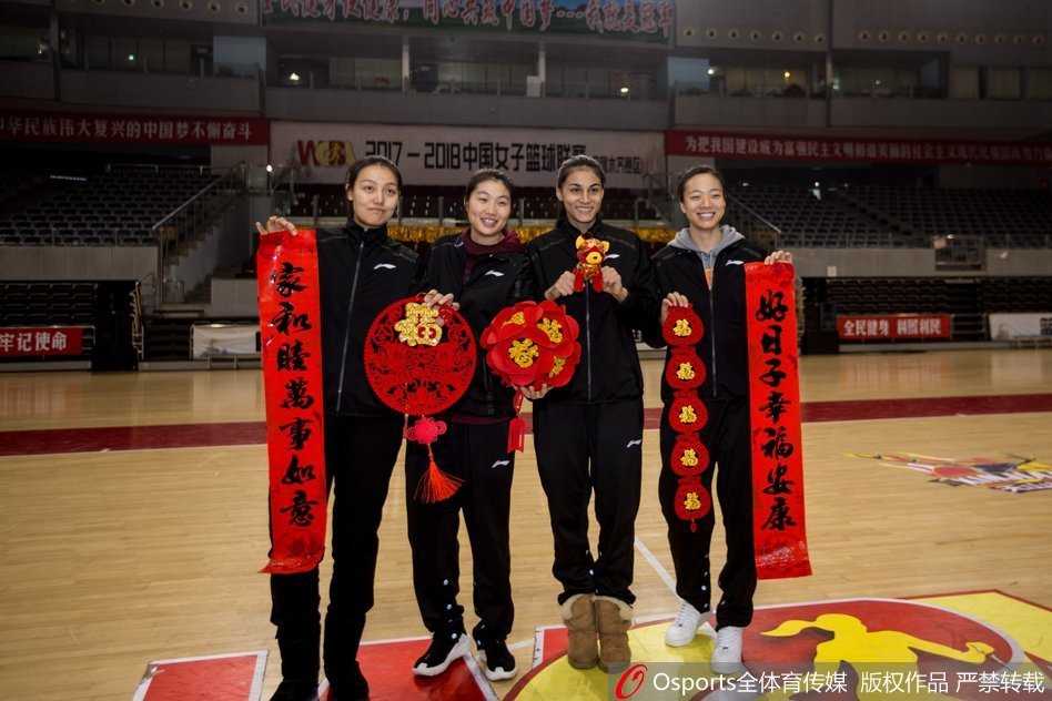 天山玫瑰送新春:新疆女篮的年味与查尔斯的眷恋 镜头拉近,查尔斯抱着小狗玩偶,眼神温柔似水,她身后是悬挂着的中国结,这位篮下霸主在年味中展现出如同邻家姐姐般的亲和力。