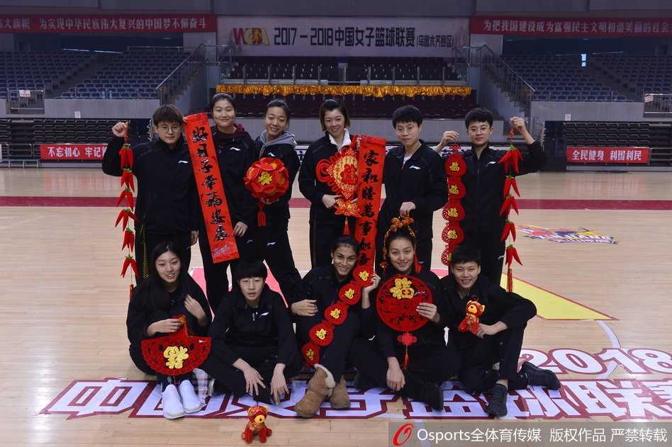 天山玫瑰送新春:新疆女篮的年味与查尔斯的眷恋 新疆女篮的队员们簇拥在一起,手持春联和福字,背景是喜庆的红色,姑娘们眼神清澈明亮,笑脸盈盈,定格了这支坚韧之师最柔情的瞬间。