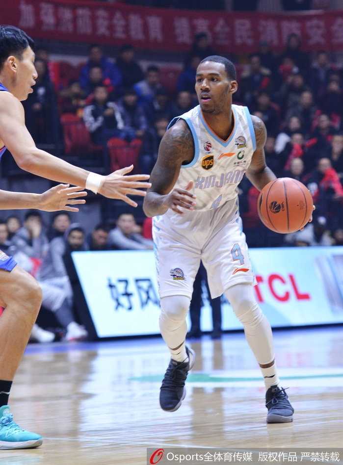 天山脚下三分如雨,新疆主场大胜天津豪取连胜 内线悍将俞长栋迎着防守人,用一记柔和的抛投将球送入篮网,展现细腻手感。