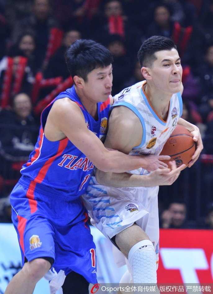 天山脚下三分如雨,新疆主场大胜天津豪取连胜 新疆队长可兰白克-马坎底角三分出手,篮球划过一道完美的弧线直奔篮筐。