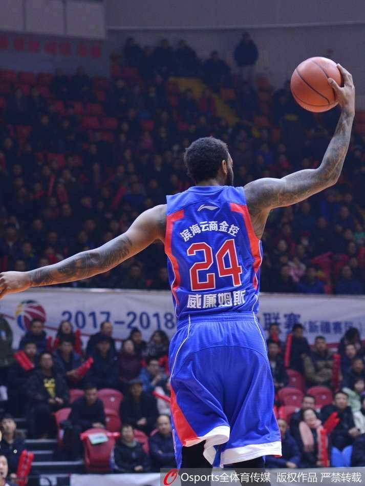 天山脚下三分如雨,新疆主场大胜天津豪取连胜 老将李根背身单打,利用强壮的身体顶开防守后仰跳投,动作一气呵成。