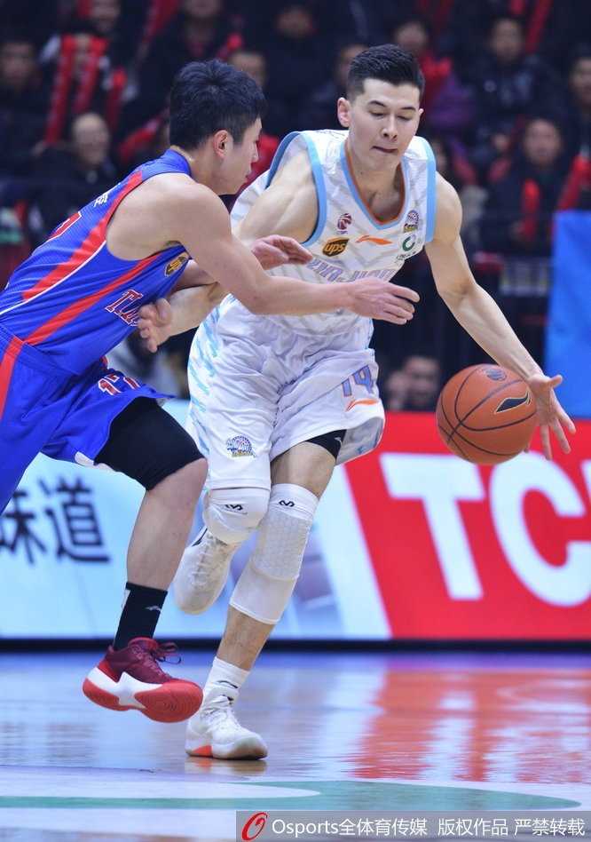 天山脚下三分如雨,新疆主场大胜天津豪取连胜 新疆队小外援亚当斯在天津队球员的严密防守下,依然闲庭信步地运球寻找杀机。