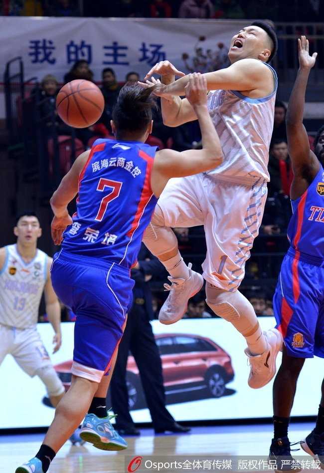 天山脚下三分如雨,新疆主场大胜天津豪取连胜 大外援利马在对方内线高高跃起,用一记势大力沉的双手暴扣终结进攻,引爆全场。