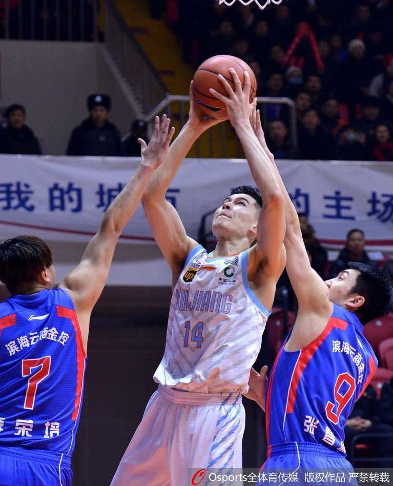 天山脚下三分如雨,新疆主场大胜天津豪取连胜 亚当斯快速突破至篮下,面对补防球员上演精彩的拉杆上篮,展现顶级得分手风采。