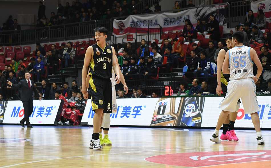 天山脚下三剑客围剿“丁神”,这轮季后赛燃爆了! 西热力江命中关键球后激情庆祝,而在他身后,丁彦雨航面色冷峻,眼神中透露出不甘与倔强,仿佛在说“下一场再见”。