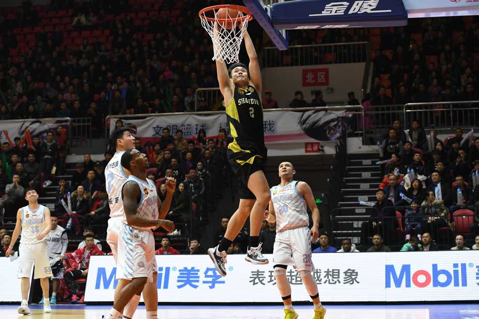 天山脚下三剑客围剿“丁神”,这轮季后赛燃爆了! 丁彦雨航犹如天神下凡,在新疆队内线群中高高跃起,完成一记势大力沉的单手劈扣,眼神中满是杀气与坚定。